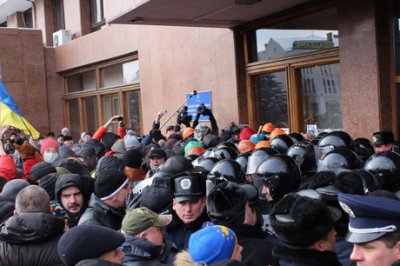 У Франківську протестувальники зайняли приміщення ОДА (відео)