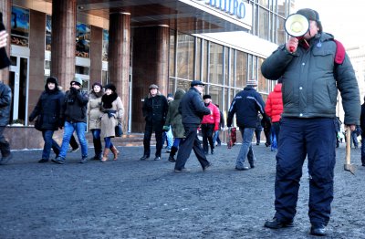 На Грушевського - обливання холодною водою, вила та сокири