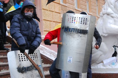 У Чернівцях ППСники забрали у перехожого міліцейський щит