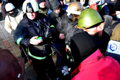 Протестувальники забрали в пожежників шланг, яким ті постачали воду міліції