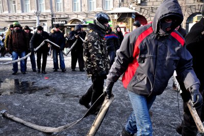 Протестувальники забрали в пожежників шланг, яким ті постачали воду міліції