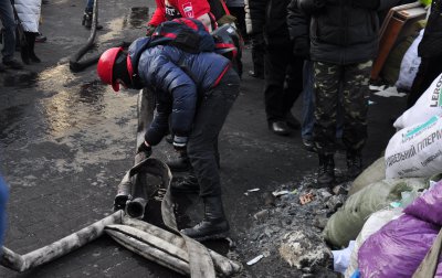 Протестувальники забрали в пожежників шланг, яким ті постачали воду міліції