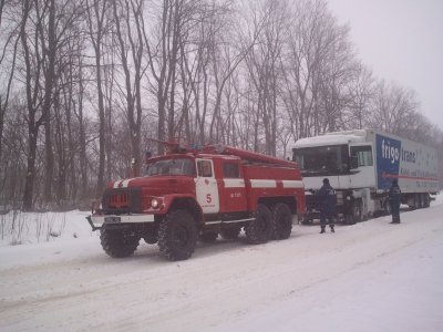 На Буковині рятувальники витягували автобуси і вантажівки зі снігу