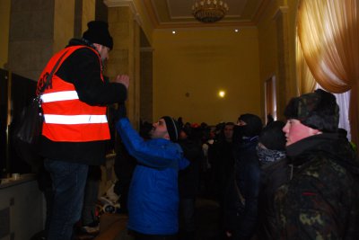 Невідомі влаштували сутичку в приміщенні АПК. Є поранені від вибуху гранати