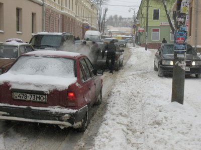 Буковинські даішники пропонують водіям погрітися