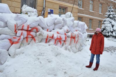 У Чернівцях біля облради на барикадах читають Шевченка