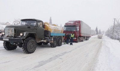 В Україні у снігових заторах ночувало понад 600 авто