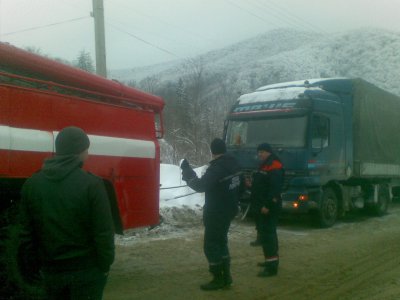 Рятувальники Буковини витягують авта зі снігу