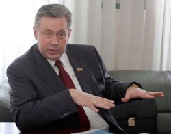 Нардеп від "регіонів" визнав подвійне громадянство свої доньки Нардеп від "регіонів" визнав подвійне громадянство свої доньки