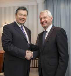Янукович пообіцяв продовжити переговори з опозицією