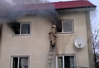 У Сокирянах згоріло авто, а в Чернівцях — морозильник у гастрономі