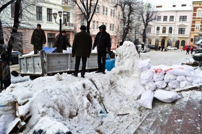 Чернівецький парк закидали сніговими барикадами з-під ОДА