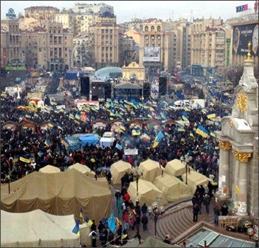 Яценюк заявив, що протестувальники залишаться на Майдані 