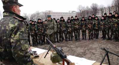 Правий сектор і студенти пікетують військову частину в Чернівцях