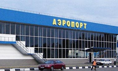 Люди у формі захопили аеропорт у Сімферополі