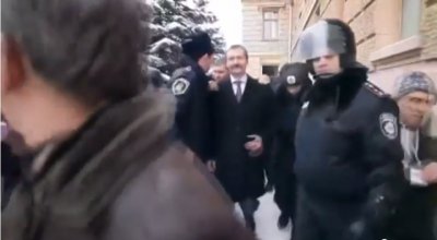 В Інтернеті з’явилося відео, в якому висміюють Папієва за те, що він не захотів піти у відставку