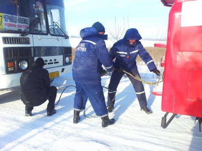 Рятувальники Буковини витягали зі снігу автобуси і "швидку"