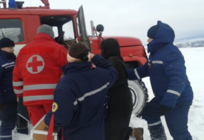 Рятувальники Буковини витягали зі снігу автобуси і "швидку"