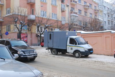 Біля Чернівецької ОДА - працівники "Беркуту" і автозак