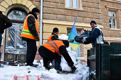 Під ОДА розбирають барикади — фоторепортаж