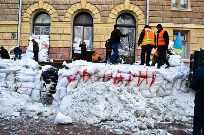 Під ОДА розбирають барикади — фоторепортаж