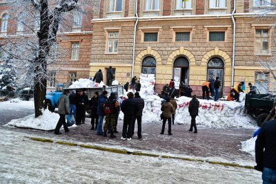 Під ОДА розбирають барикади — фоторепортаж