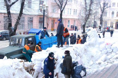 Із-під Чернівецької ОДА вже вивезли чотири вантажівки мішків із барикад