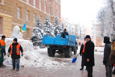 Із-під Чернівецької ОДА вже вивезли чотири вантажівки мішків із барикад