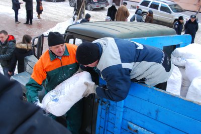 Із-під Чернівецької ОДА вже вивезли чотири вантажівки мішків із барикад