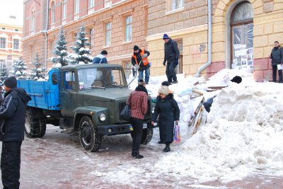 Із-під Чернівецької ОДА вже вивезли чотири вантажівки мішків із барикад