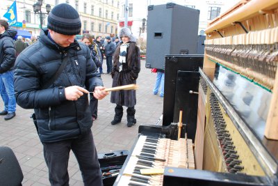 Активістка придбала фортепіано для чернівецького Євромайдану