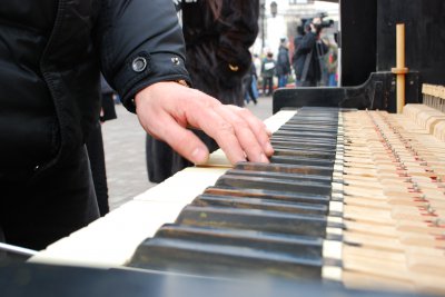 Активістка придбала фортепіано для чернівецького Євромайдану