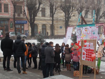 На Театральній площі у Чернівцях встановили «стіну кохання»