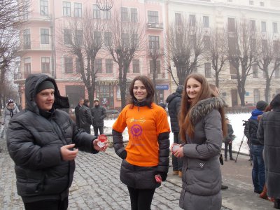 На Театральній площі у Чернівцях встановили «стіну кохання»