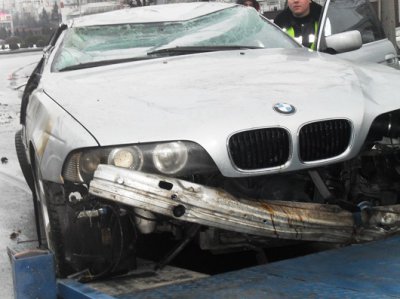 БМВ в Чернівцях врізалося в дерево і перевернулося посеред дороги