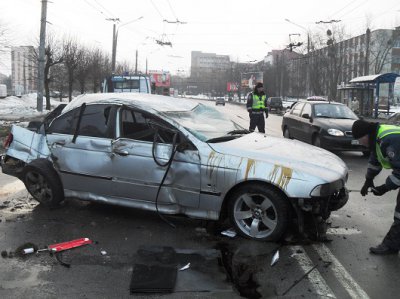 БМВ в Чернівцях врізалося в дерево і перевернулося посеред дороги