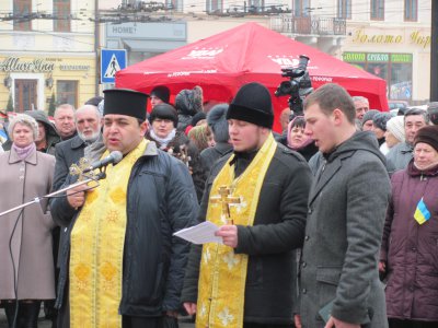 У Чернівцях на Майдані мітингували три сотні буковинців