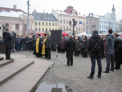 У Чернівцях на Майдані мітингували три сотні буковинців