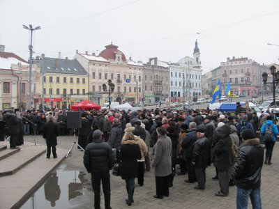 У Чернівцях на Майдані мітингували три сотні буковинців