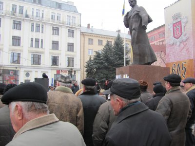 У Чернівцях на Майдані мітингували три сотні буковинців