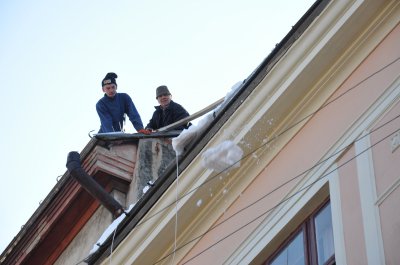 Півтони обледенілого снігу скинули з даху в центрі Чернівців