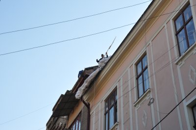 Півтони обледенілого снігу скинули з даху в центрі Чернівців