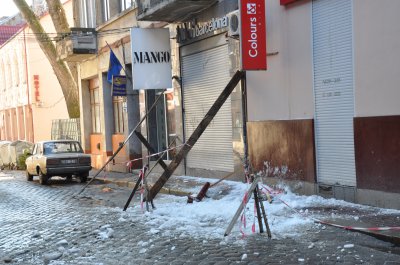 Півтони обледенілого снігу скинули з даху в центрі Чернівців