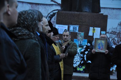 У Чернівцях на Центральній площі моляться за загиблими у Києві