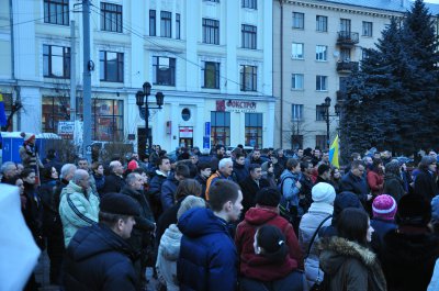 У Чернівцях на Центральній площі моляться за загиблими у Києві