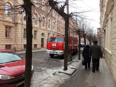 У Чернівцях з офісу ПР зникла вивіска, а біля ОДА чергує пожежна