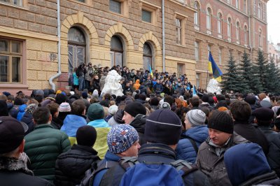 Мітингувальники під Чернівецькою ОДА хочуть зустрічі з губернатором