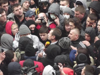 Мітингувальники потягнули Папієва на вулицю