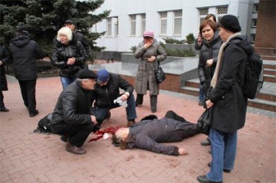 У Хмельницькому з будівлі СБУ стріляли по протестувальниках (відео)