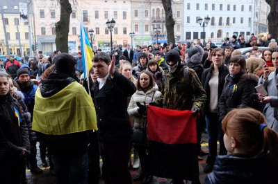 Колона студентів ходить вулицями і закликає чернівчан приєднуватись до протесту